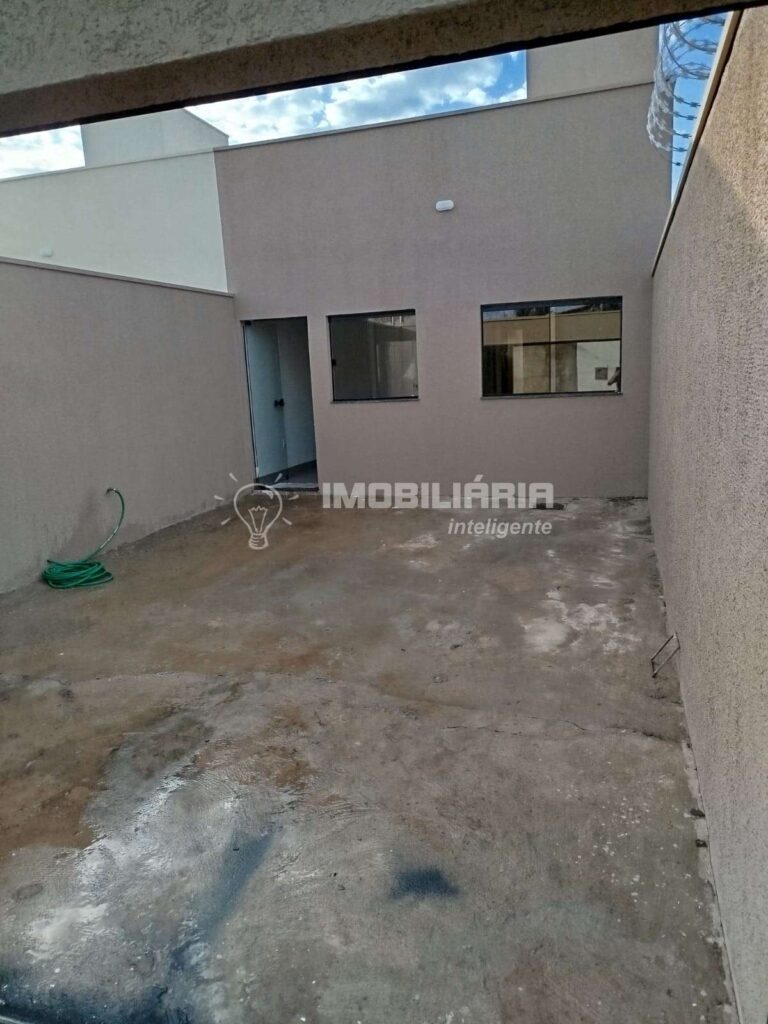 Casa à venda com 53m², 2 quartos e 2 vagas