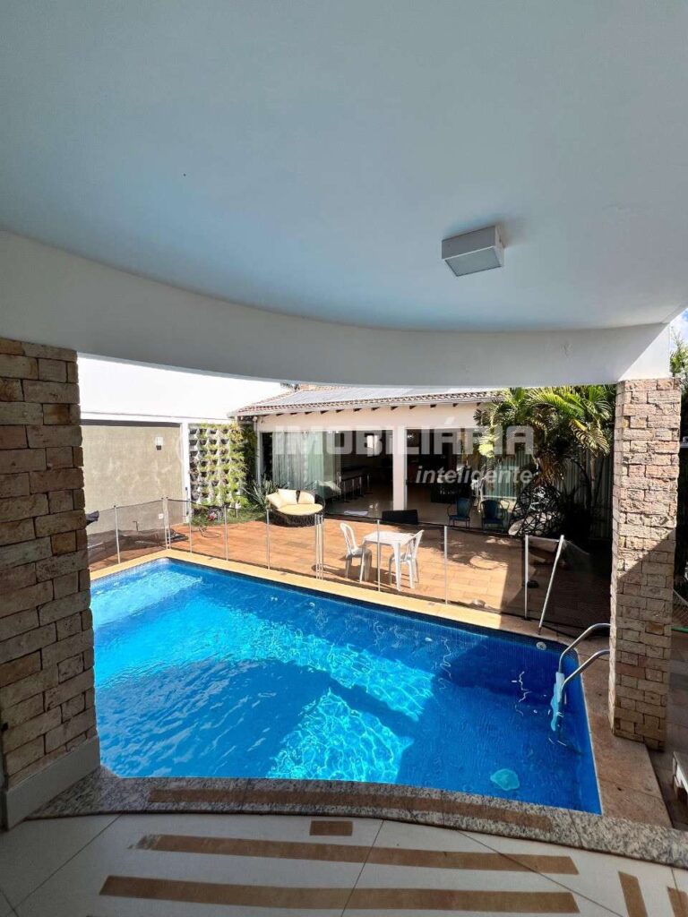 Casa à venda com 318m², 4 quartos e 2 vagas