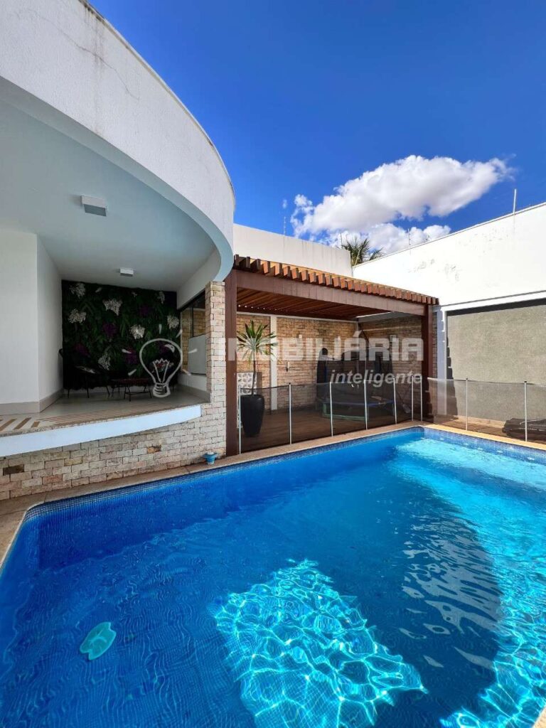 Casa à venda com 318m², 4 quartos e 2 vagas