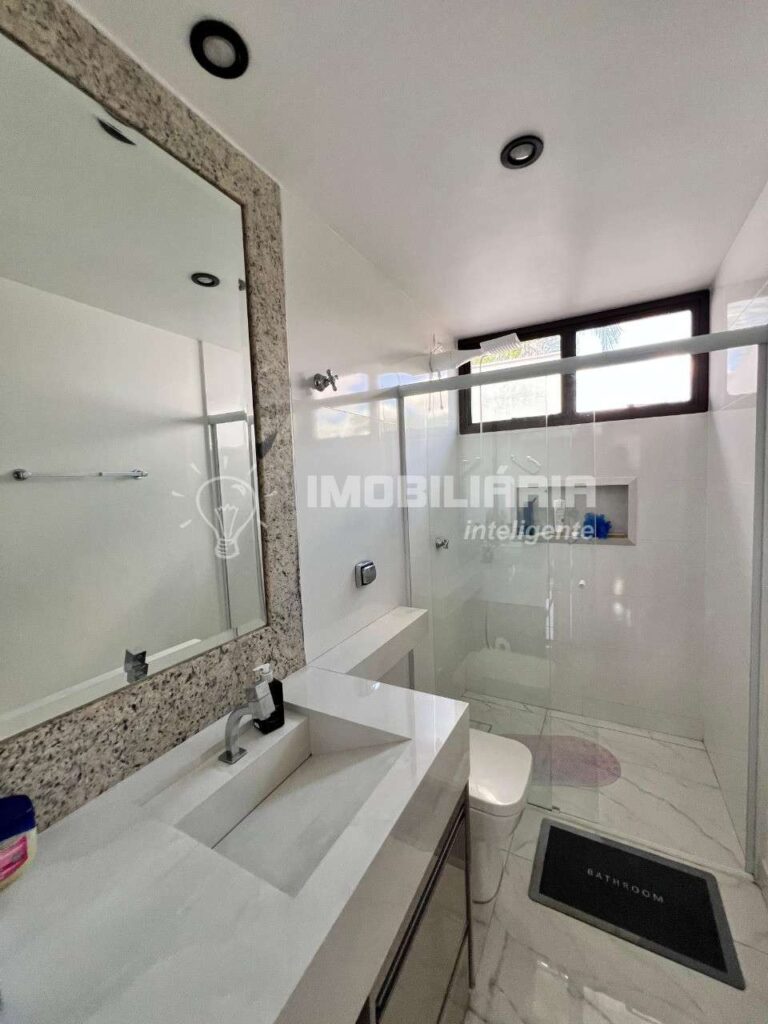 Casa à venda com 318m², 4 quartos e 2 vagas